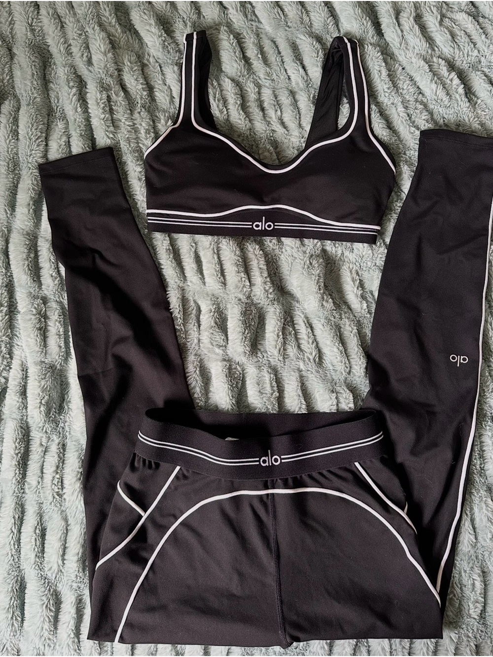 ALO Yoga Black Sports Bra and Legging Set size medium